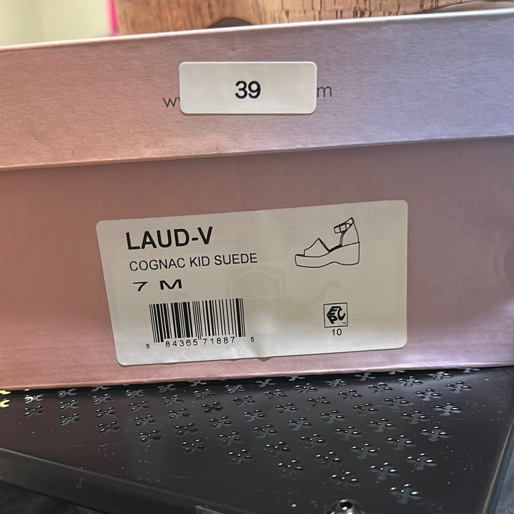 39. NEW SIZE 7 M Tan Slip-On Wedges with Cork Midsole