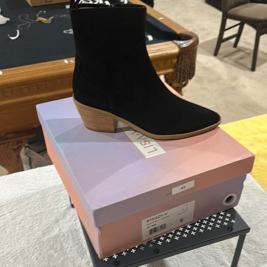 43. NEW SIZE 8 M Classic Black Ankle Boots with Stacked Heel