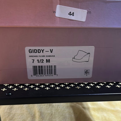 44. NEW SIZE 7 1/2 M Elegant Pink Wedges for Versatile Style