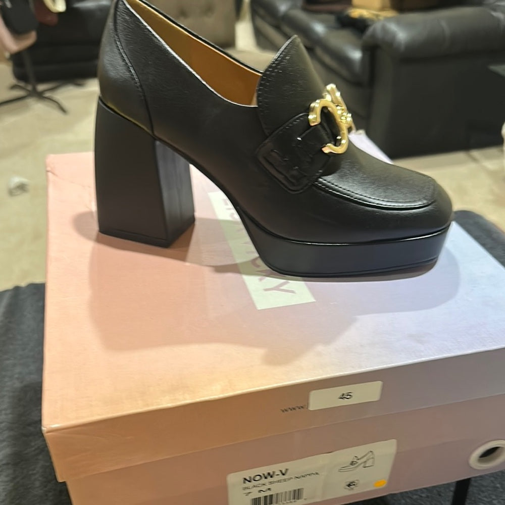 45.300. NEW SIZE 7 M Elegant Black Flats for Everyday Comfort