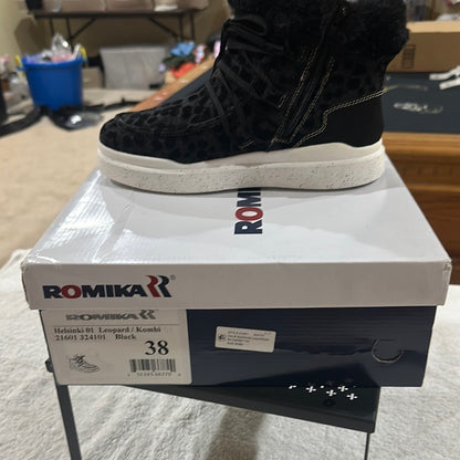 46. NEW SIZE 7-8/38 Romika Black Ankle Boots with Chunky Midsole
