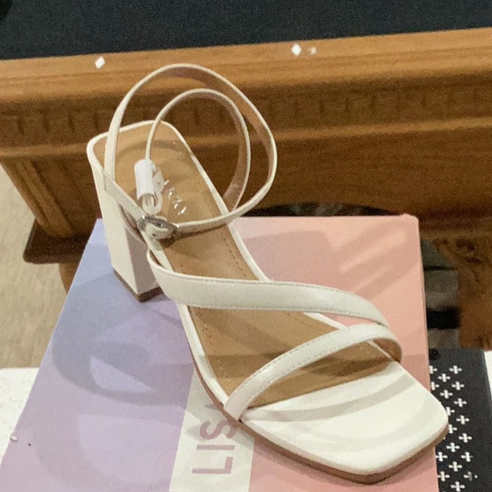 57. 151.NEW SIZE 7.5 Chic White Heels for Effortless Elegance