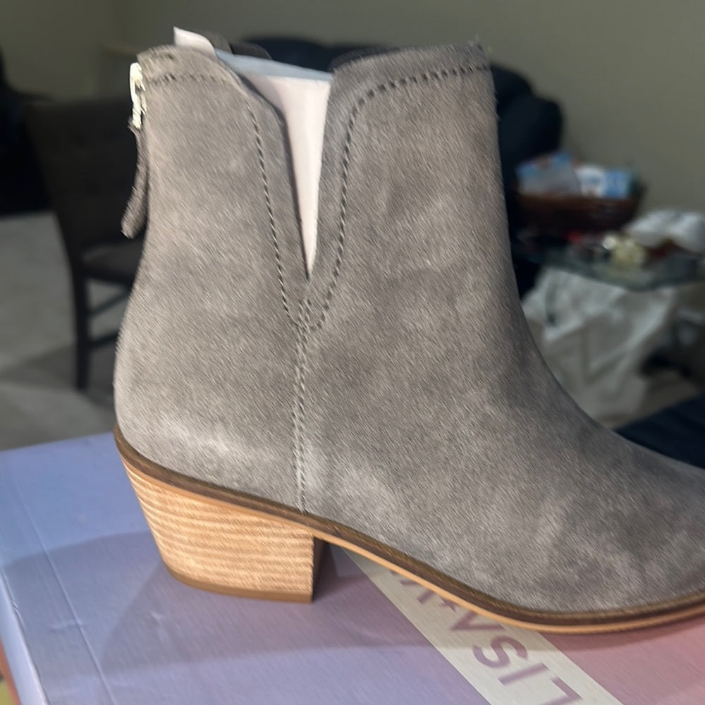 62. NEW SIZE 7M Gray Suede Ankle Booties with Pointed Toe