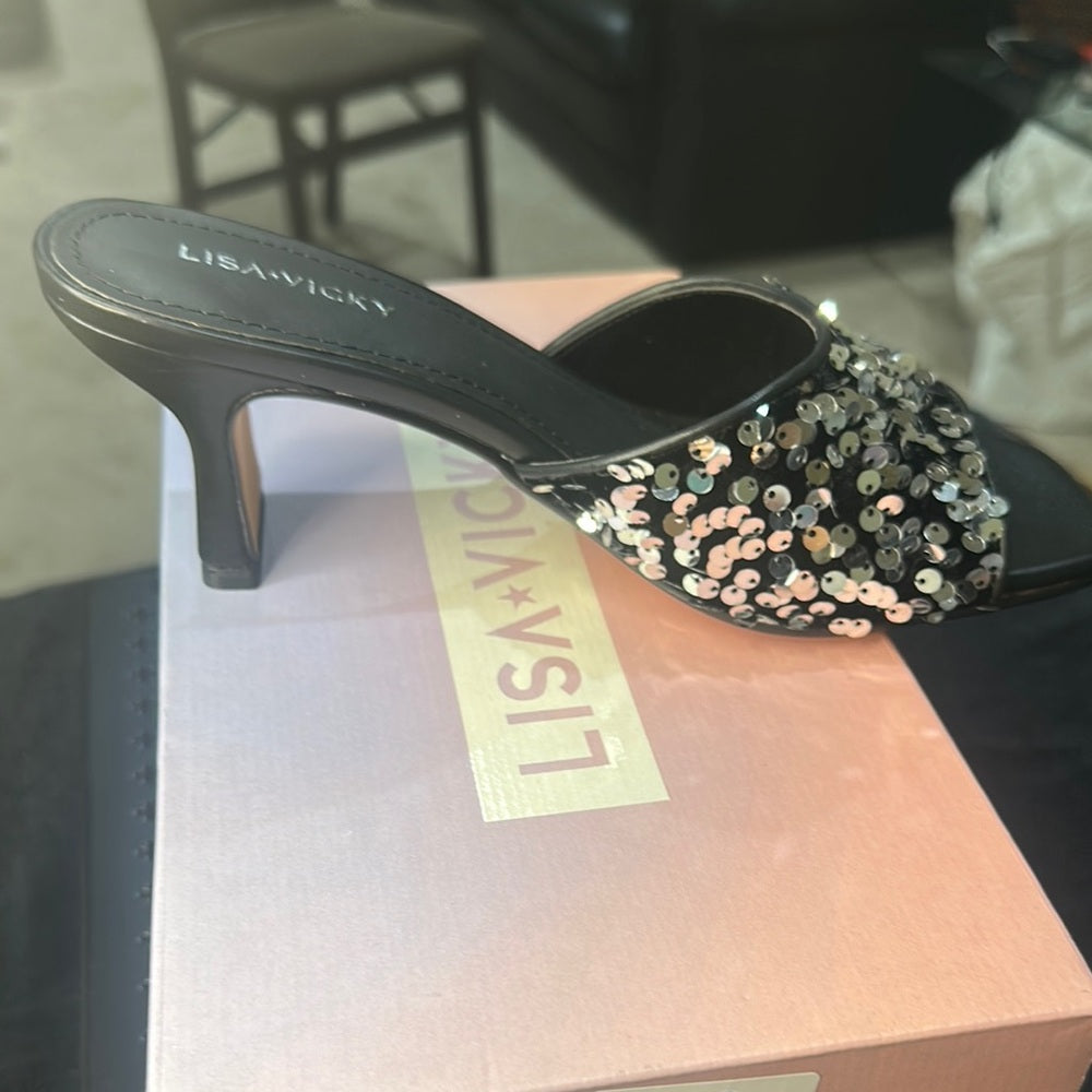 66. NEW SIZE 7 M Chic Black Heels with Sleek Design