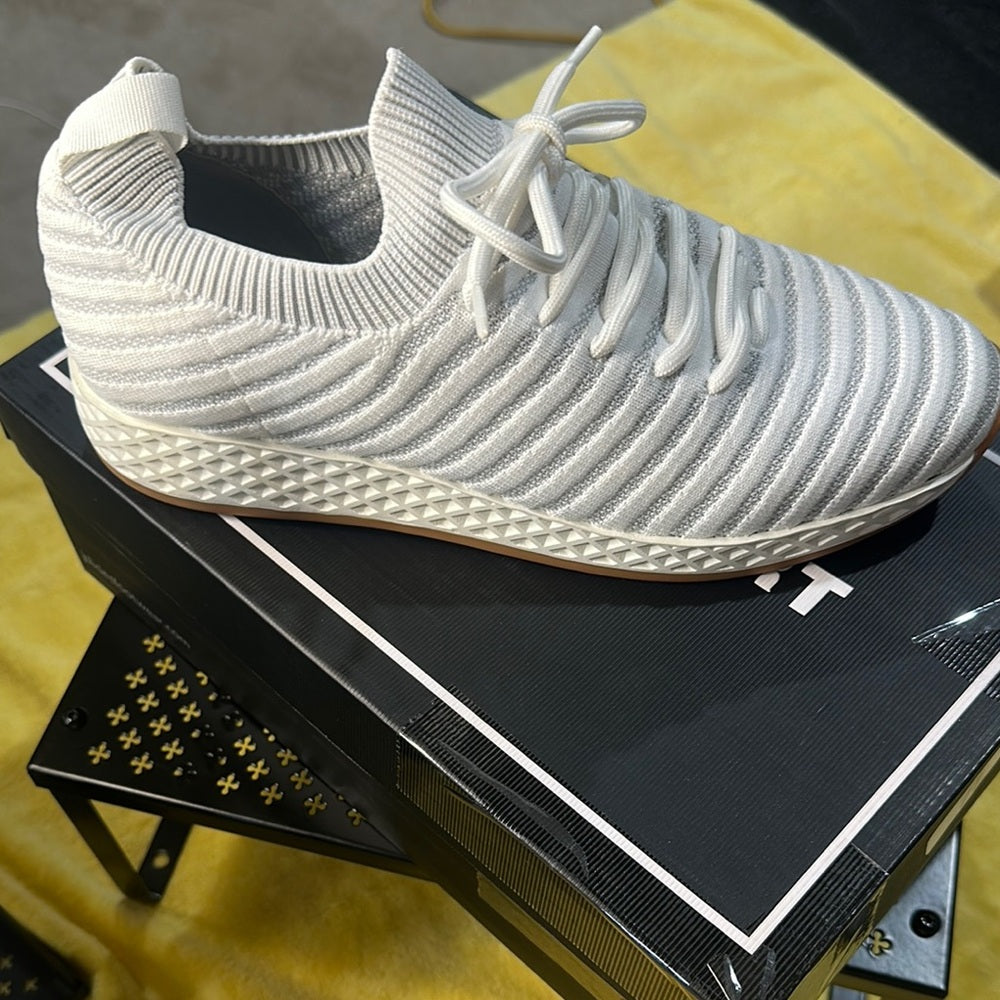 77. NEW SIZE 9M J/SLIDES White Modern Knit Sneakers