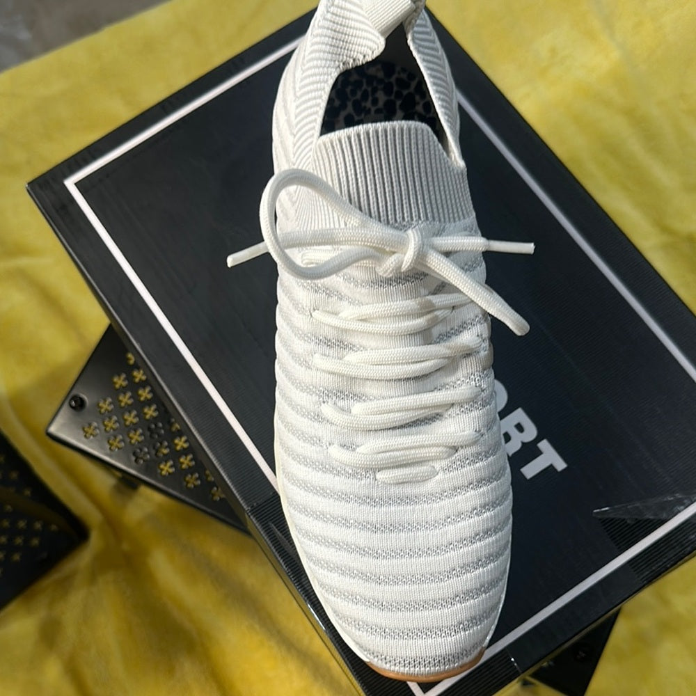 77. NEW SIZE 9M J/SLIDES White Modern Knit Sneakers