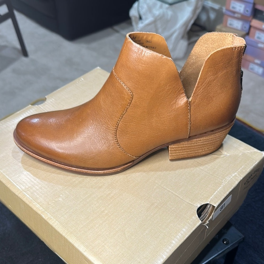 81. NEW SIZE 9.5 Kork-Ease Tan Ankle Boots with Minimalist Design
