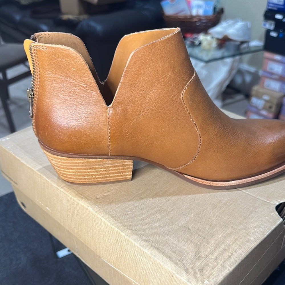 81. NEW SIZE 9.5 Kork-Ease Tan Ankle Boots with Minimalist Design