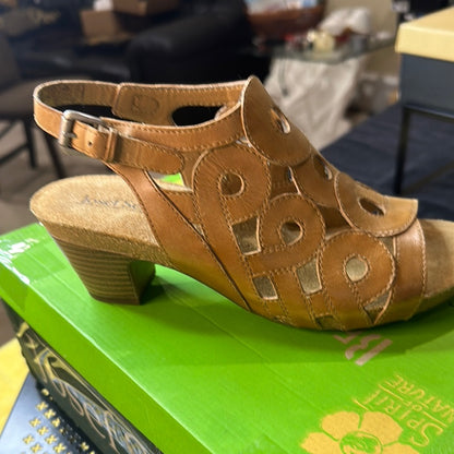 83. NEW SIZE 7-7.5/37 Josef Seibel Tan Sandals Elegant and Versatile