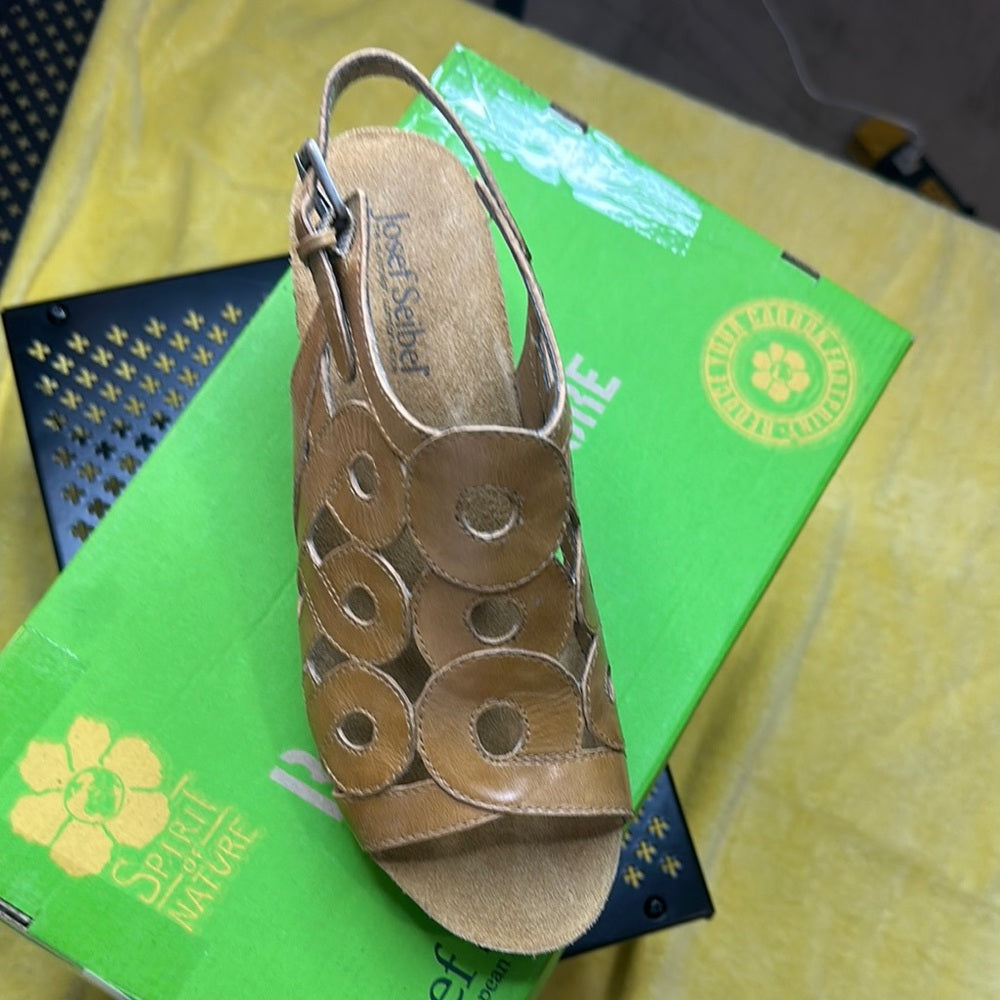 83. NEW SIZE 7-7.5/37 Josef Seibel Tan Sandals Elegant and Versatile