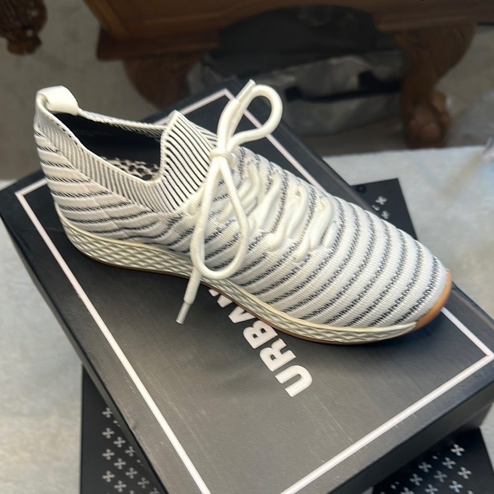 85. NEW SIZE 7M J/SLIDES White and Black Modern Sneakers