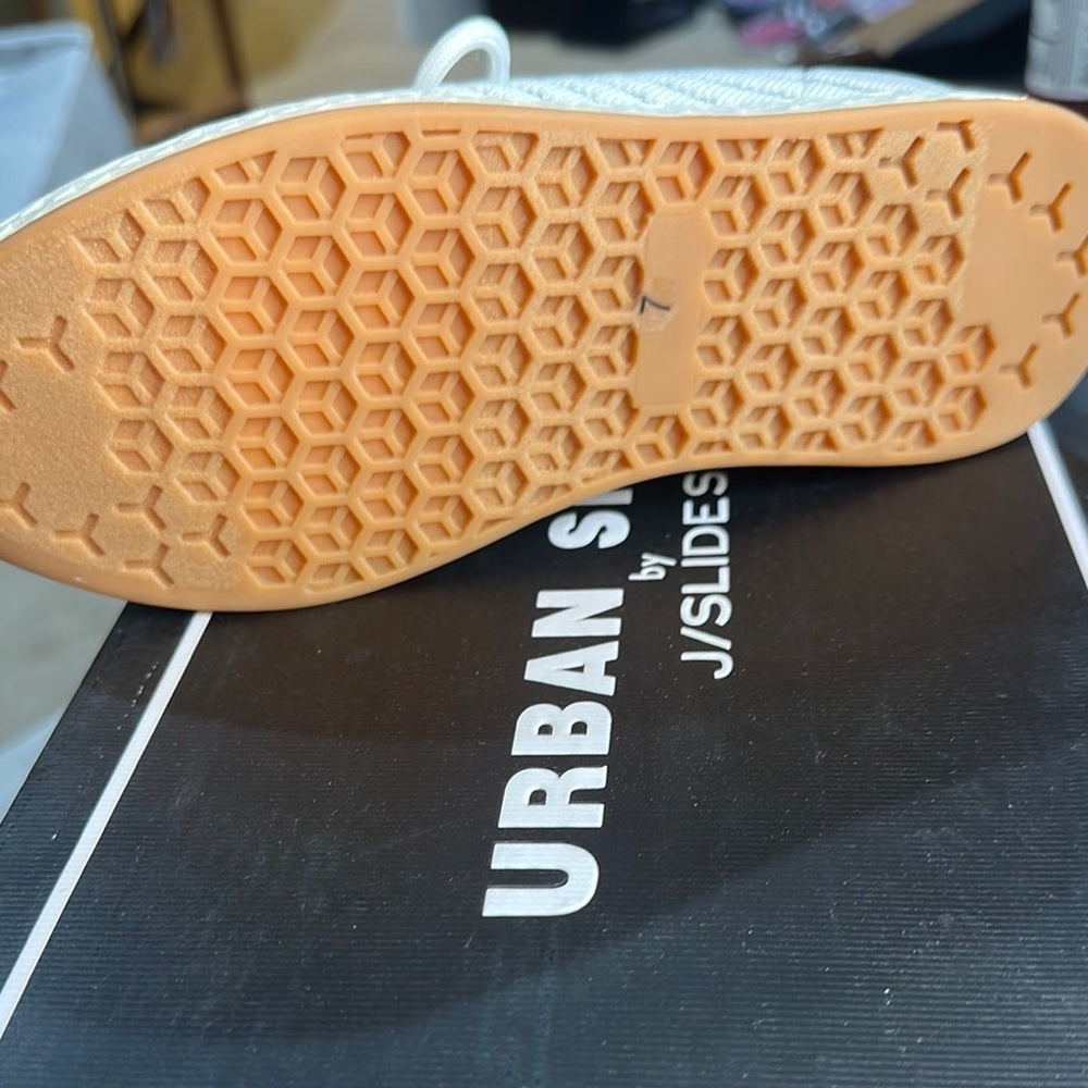 85. NEW SIZE 7M J/SLIDES White and Black Modern Sneakers