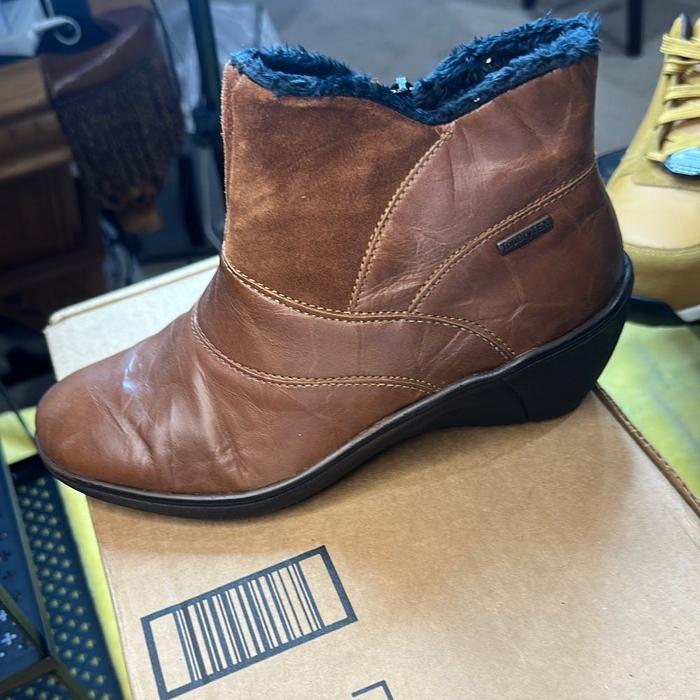 86. NEW SIZE 6-6.5/36 Romika Brown Ankle Booties with Timeless Appeal