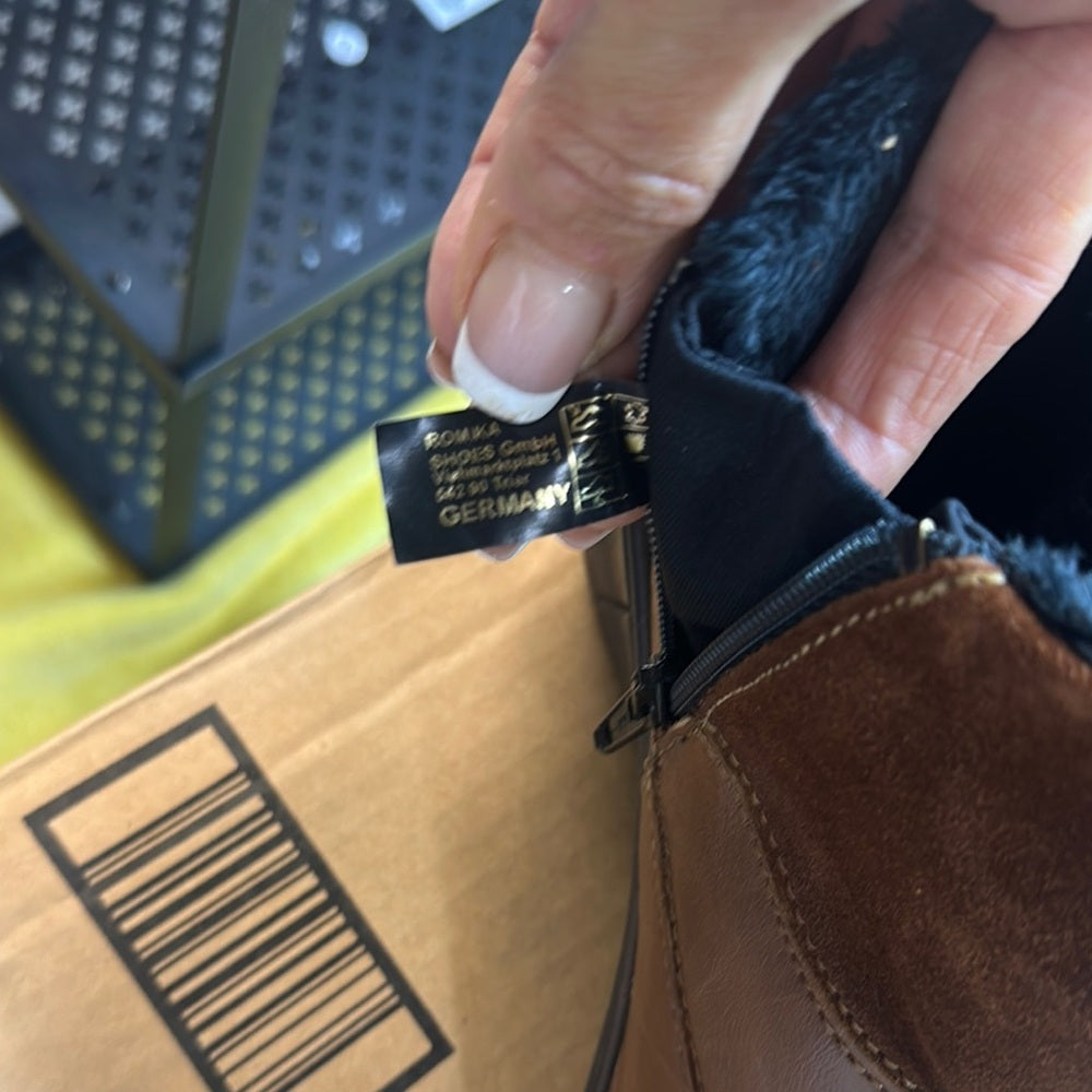 86. NEW SIZE 6-6.5/36 Romika Brown Ankle Booties with Timeless Appeal