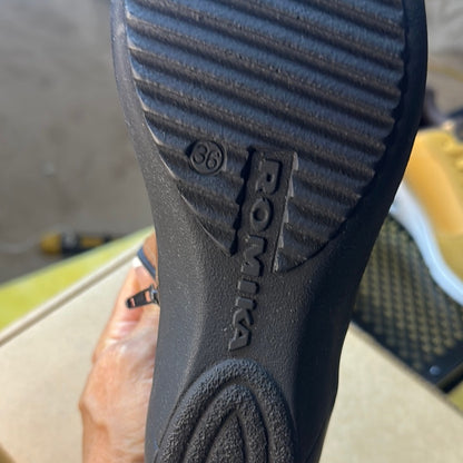 86. NEW SIZE 6-6.5/36 Romika Brown Ankle Booties with Timeless Appeal