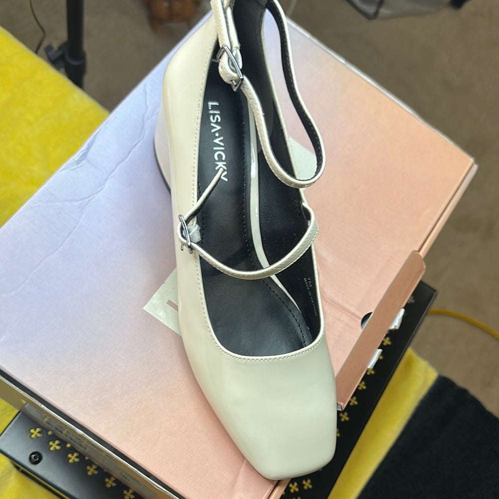 100. NEW SIZE 7M Chic White Heels with Timeless Elegance
