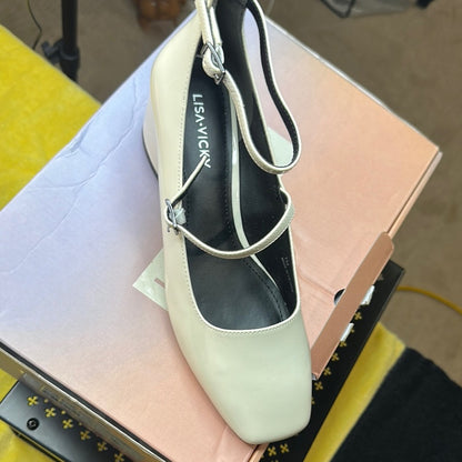 100. NEW SIZE 7M Chic White Heels with Timeless Elegance