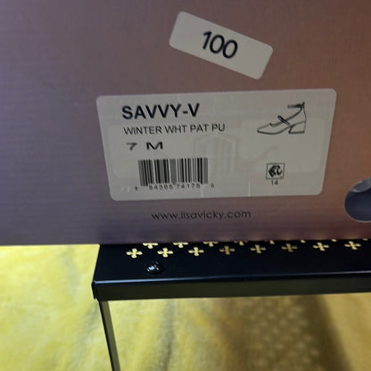 100. NEW SIZE 7M Chic White Heels with Timeless Elegance