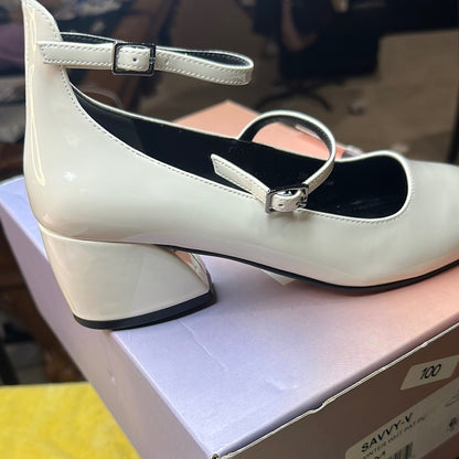 100. NEW SIZE 7M Chic White Heels with Timeless Elegance