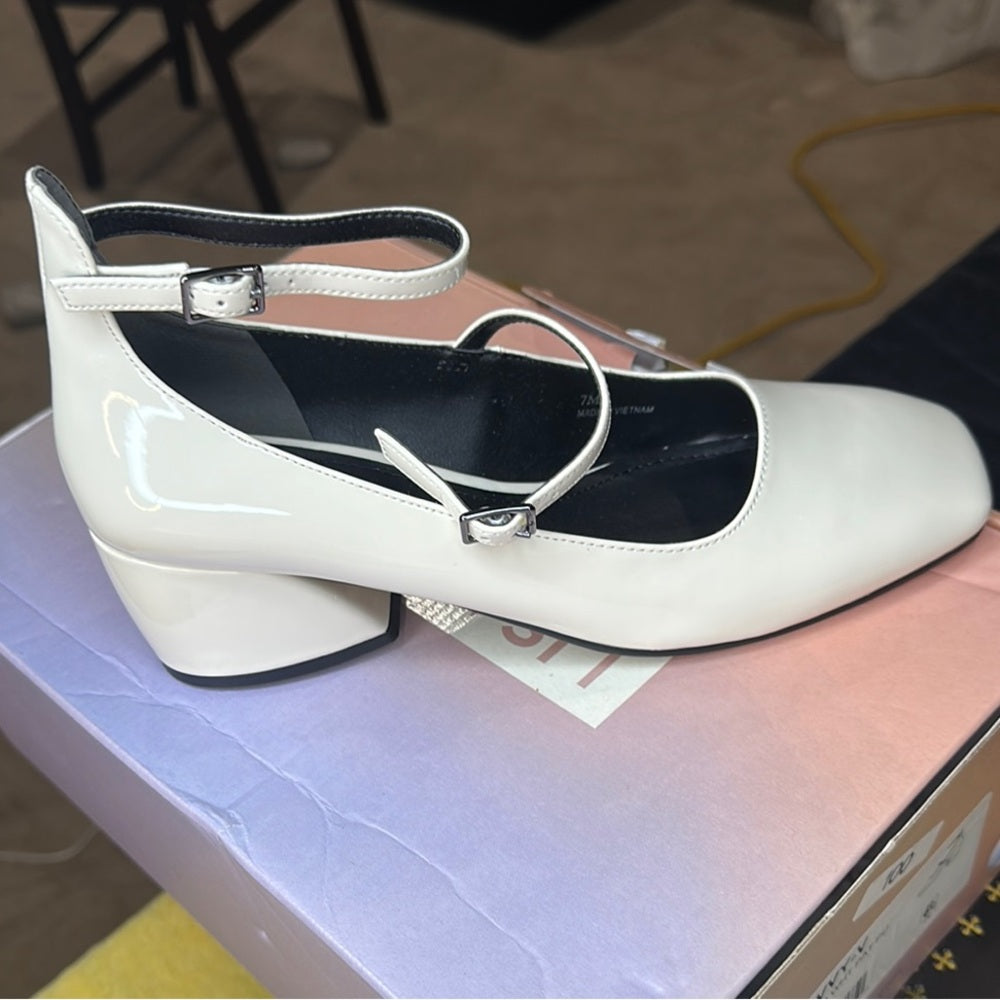 100. NEW SIZE 7M Chic White Heels with Timeless Elegance