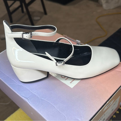 100. NEW SIZE 7M Chic White Heels with Timeless Elegance
