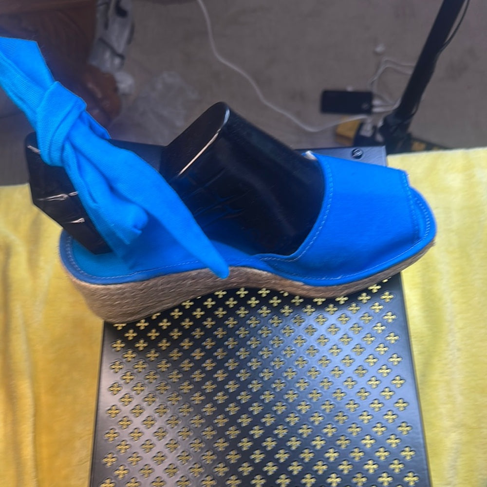 100. NEW SIZE 9.5-10/40 Vibrant Blue Sandals with Open Design