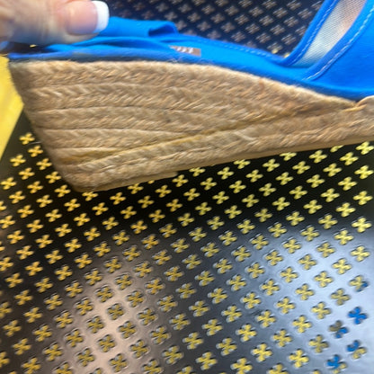 100. NEW SIZE 9.5-10/40 Vibrant Blue Sandals with Open Design