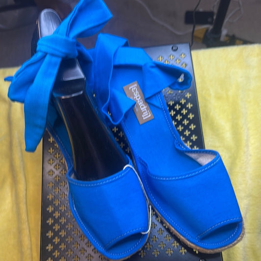 100. NEW SIZE 9.5-10/40 Vibrant Blue Sandals with Open Design