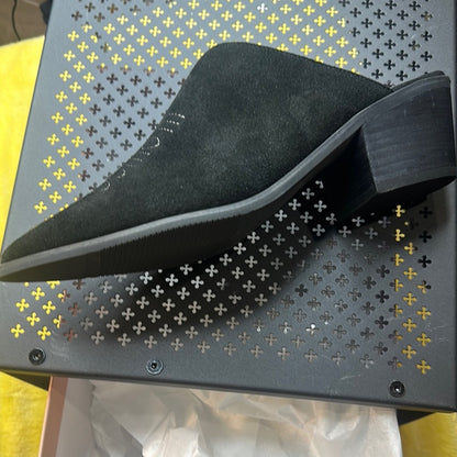 55.102. NEW SIZE 8/9 Black Slip-On Loafers with Pointed Toe & Subtle Embroidery