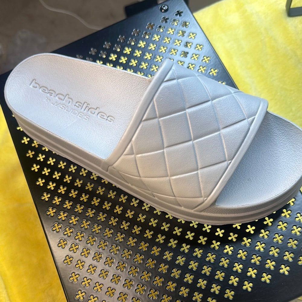 103. NEW SIZE 7M J/SLIDES Gray Quilted Slippers Modern Comfort