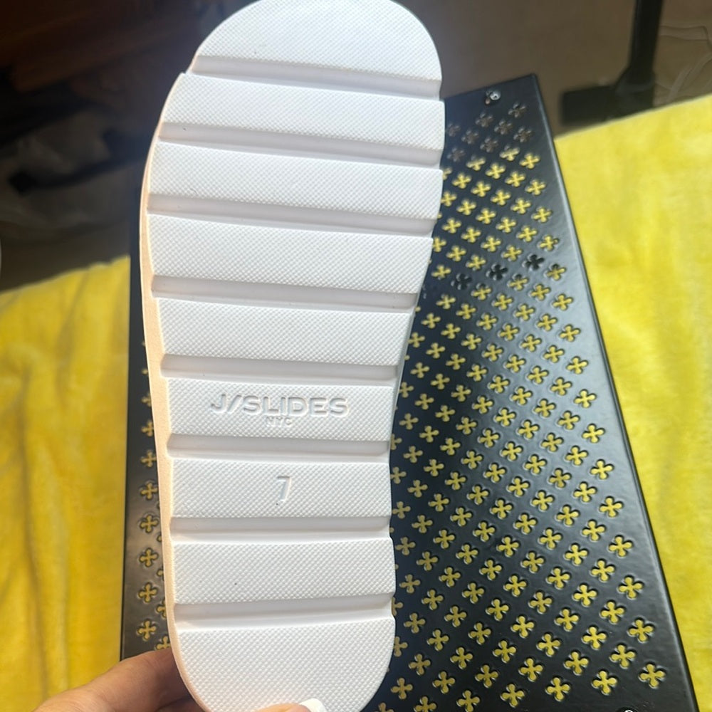 103. NEW SIZE 7M J/SLIDES Gray Quilted Slippers Modern Comfort