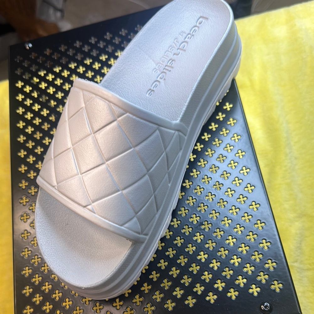 103. NEW SIZE 7M J/SLIDES Gray Quilted Slippers Modern Comfort