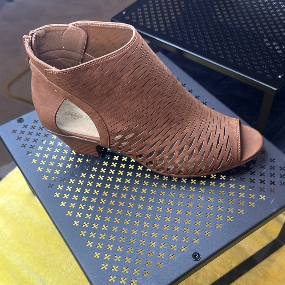 106. NEW SIZE 9W Easy Street Brown Ankle Booties with Woven Detail