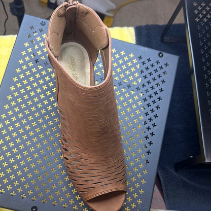 106. NEW SIZE 9W Easy Street Brown Ankle Booties with Woven Detail