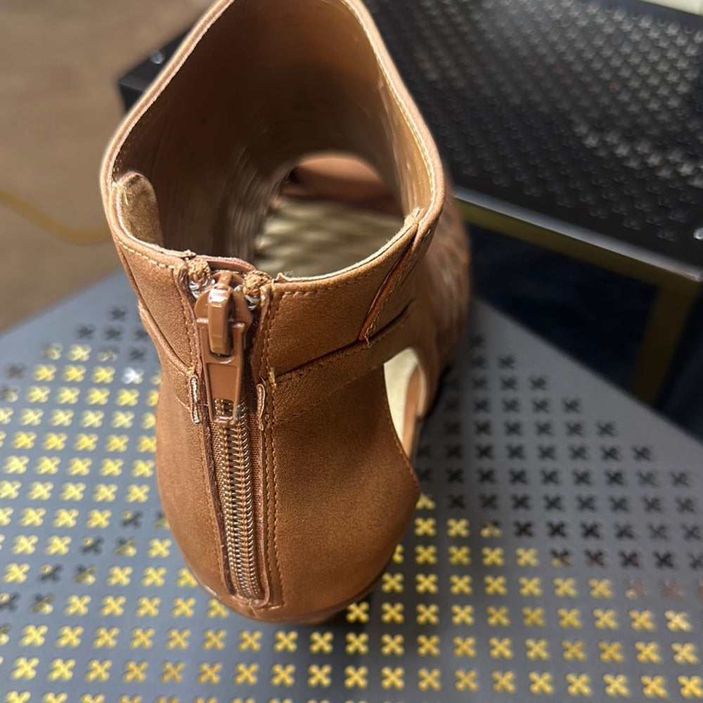 106. NEW SIZE 9W Easy Street Brown Ankle Booties with Woven Detail