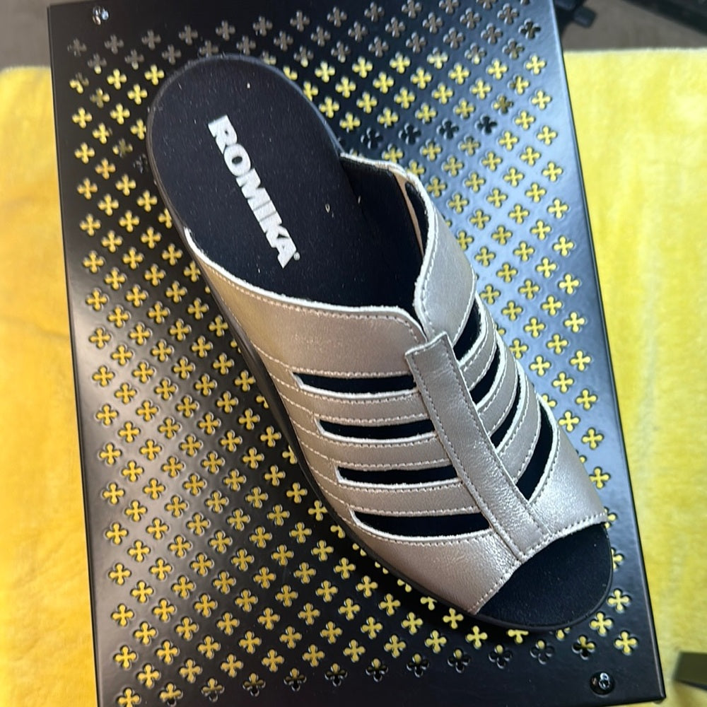 113. NEW SIZE 6.5-7/37 Romika Silver Women's Sandals