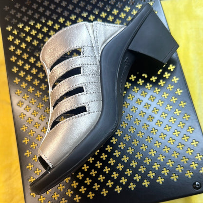 113. NEW SIZE 6.5-7/37 Romika Silver Women's Sandals