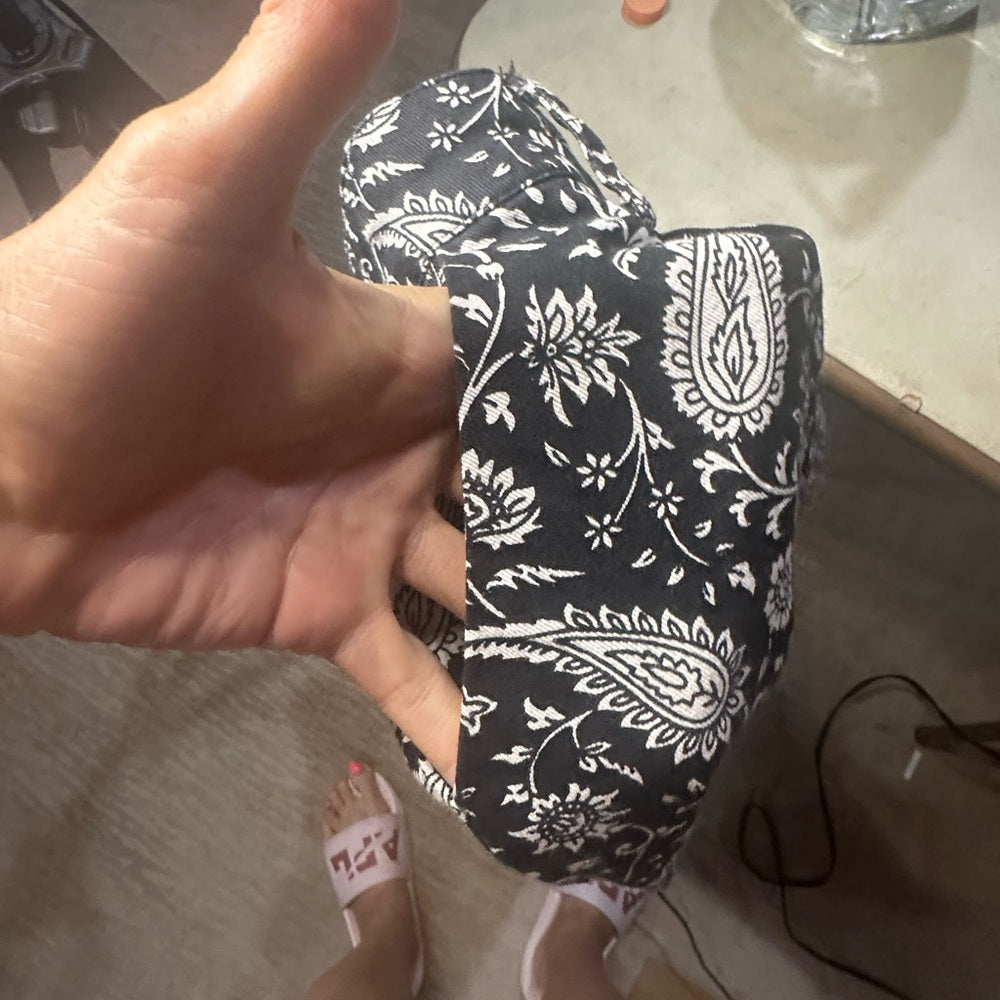 NWOT SIZE M Cleobella Black and White Paisley Wide-Leg Capris