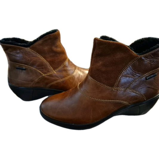86. NEW SIZE 6-6.5/36 Romika Brown Ankle Booties with Timeless Appeal
