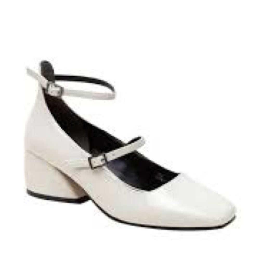 100. NEW SIZE 7M Chic White Heels with Timeless Elegance