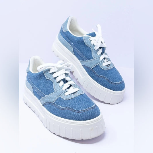 37. NEW SIZE 6M Blue and White Retro Chunky Sneakers