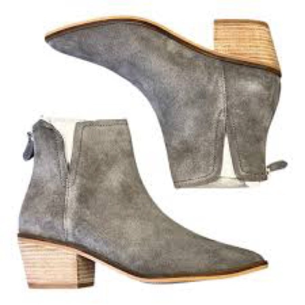 62. NEW SIZE 7M Gray Suede Ankle Booties with Pointed Toe