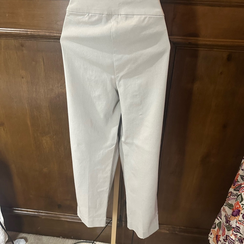 NWT SIZE 6 INC International Concepts Cream Capris Tailored Fit