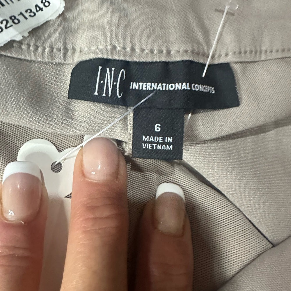 NWT SIZE 6 INC International Concepts Cream Capris Tailored Fit
