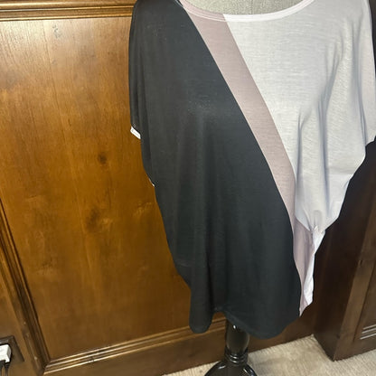 NWOT SIZE L Go Couture Relaxed Asymmetrical Black and White Tee