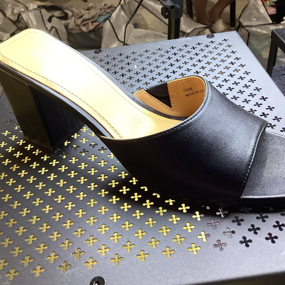 143.New Size 7.5 Black Minimalist Block Heel Shoes