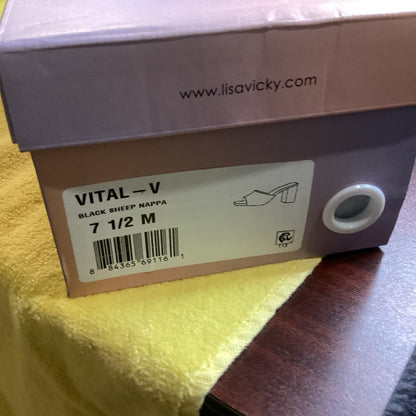 143.New Size 7.5 Black Minimalist Block Heel Shoes