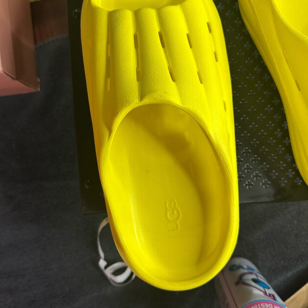 170. SIZE 10/11 UGG Yellow Men's Slip-On Loafers