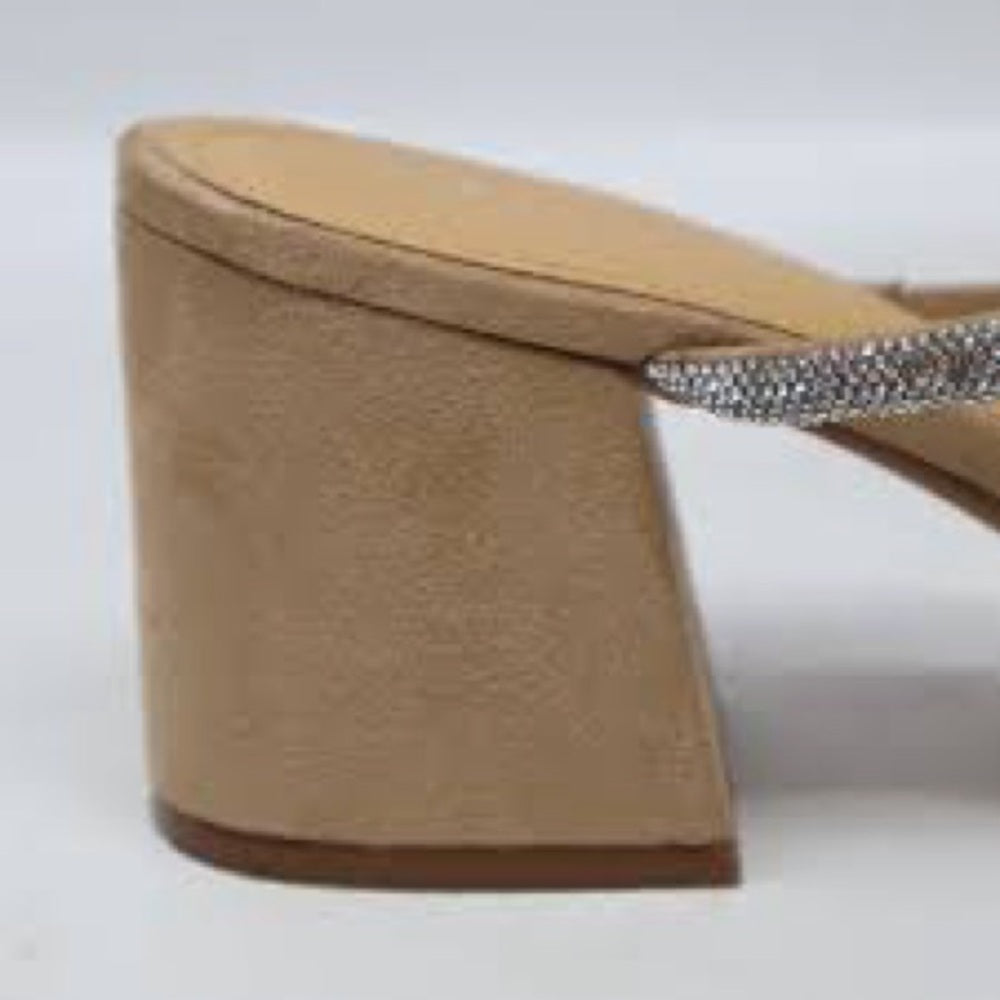 185.186. NEW SUZE 6.5-7 Sleek Tan and Silver Heels with Elegant Design