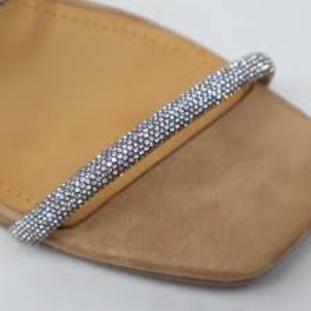 185.186. NEW SUZE 6.5-7 Sleek Tan and Silver Heels with Elegant Design